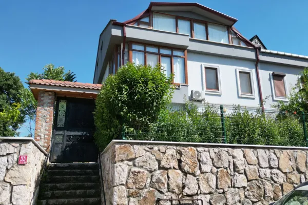 260 m2 Arsa İçinde 100 m2 zemin üzerinde 3 katlı 160 m2 villa. Balıkesir Gönen Kurtuluş