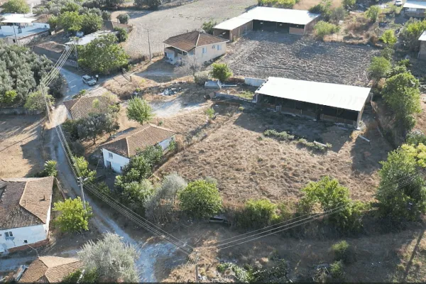 1.894 M2 Satılık Köy Evi ve Arsası. Keşif Arazi Ajansı. Balıkesir Manyas Şevketiye 125 ada 8 ve 7